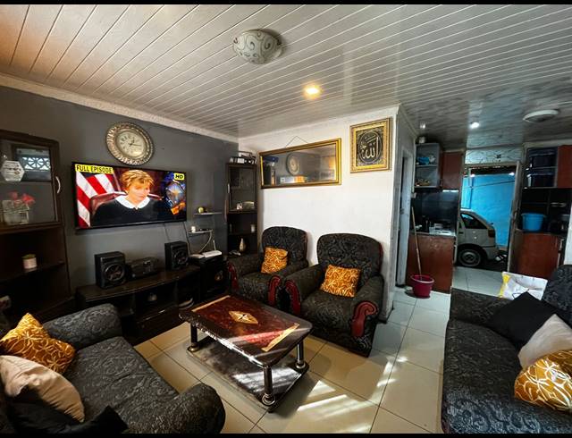 3 BEDROOM FREEHOLD FOR SALE IN MANENBERG